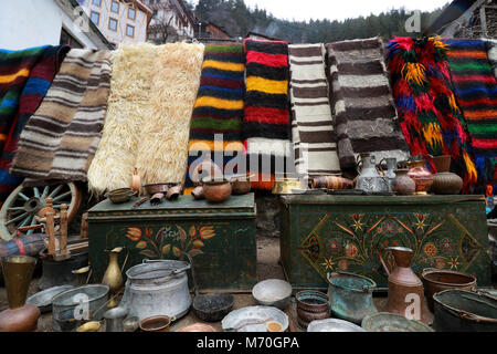 Tapis tissé à la main avec motif ethnique et folklorique. Tapis colorés et des plats d'argile dans le village des Rhodopes, Bulgarie Shiroka Luka Banque D'Images