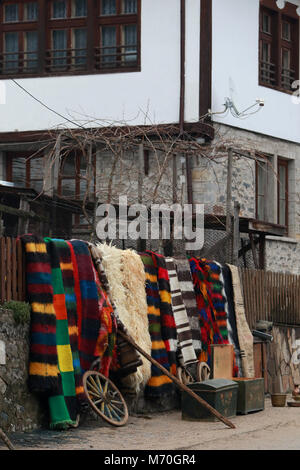 Tapis tissé à la main avec motif ethnique et folklorique. Tapis colorés et des plats d'argile dans le village des Rhodopes, Bulgarie Shiroka Luka Banque D'Images