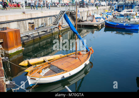 Gênes (Genova), l'Italie, le 12 avril 2017 - Leudo bateau dans le port de Gênes, une Amérique voilier utilisé pour le cabotage jusqu'au cours des dernières décennies du xxe ce Banque D'Images