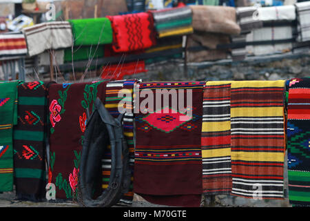 Tapis tissé à la main avec motif ethnique et folklorique. Tapis colorés et des plats d'argile dans le village des Rhodopes, Bulgarie Shiroka Luka Banque D'Images