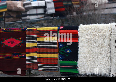 Tapis tissé à la main avec motif ethnique et folklorique. Tapis colorés et des plats d'argile dans le village des Rhodopes, Bulgarie Shiroka Luka Banque D'Images