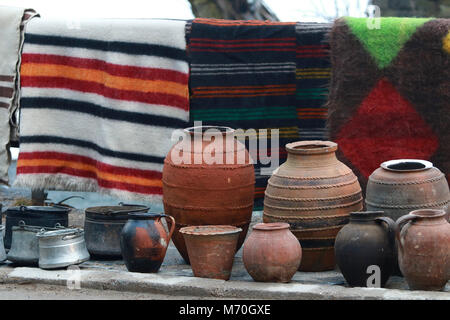 Tapis tissé à la main avec motif ethnique et folklorique. Tapis colorés et des plats d'argile dans le village des Rhodopes, Bulgarie Shiroka Luka Banque D'Images