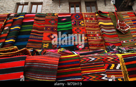 Tapis tissé à la main avec motif ethnique et folklorique. Tapis colorés et des plats d'argile dans le village des Rhodopes, Bulgarie Shiroka Luka Banque D'Images