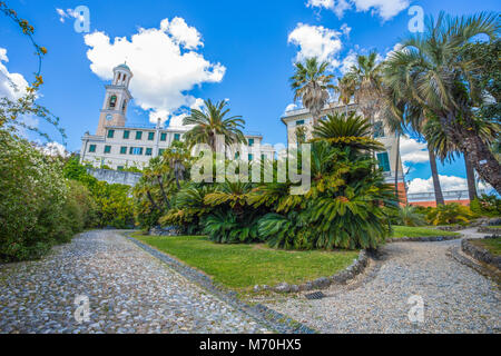 Gênes (Genova), 28 avril 2017 -- Villa Durazzo Pallavicini et l'église, à Gênes Pegli, Italie Banque D'Images