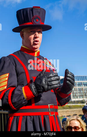 Le Beefeater chargé d'un circuit à la Tour de Londres, London UK, joyaux de la Couronne britannique en général, concept touristique beefeater london tour guide uniform Banque D'Images