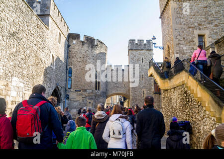 Les gens, les foules de touristes Tour de Londres, London, UK Banque D'Images