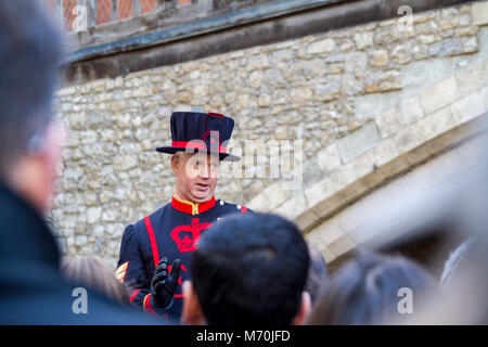 Beefeater London chargé d'un circuit à la Tour de Londres, joyaux de la Couronne, Londres Uk Travel concept, concept touristique uniforme guide Banque D'Images