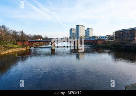 Weir marée sur la rivière Clyde à Glasgow, photographiés pour l'Albert Bridge vers le Glasgow Green Park. Banque D'Images