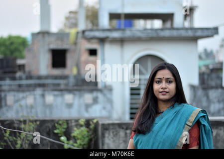 Belle Bengali dame debout tenant un sac à main Banque D'Images