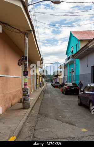 Granada, Nicaragua - 20 janvier : les petites rues avec des bâtiments colorés. 20 janvier 2018, Granada, Nicaragua Banque D'Images