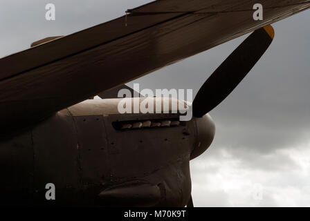 Vue rapprochée d'un des moteurs Merlin sur l'aile d'un Avro Lancaster Bomber Banque D'Images