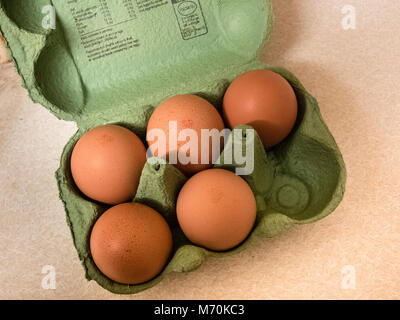 Rendez-vous à travailler sur un oeuf ! Vue à vol d'oiseau d'une boîte d'oeufs d'une demi-douzaine d'oeufs de supermarché Banque D'Images