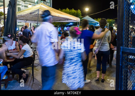 Granada, Nicaragua - 20 janvier : rue gastronomique au Nicaragua avec beaucoup de touristes et habitants bénéficiant d'une cuisine raffinée à l'extérieur. Janvier 20, 2018 Granad Banque D'Images