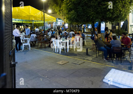 Granada, Nicaragua - 20 janvier : rue gastronomique au Nicaragua avec beaucoup de touristes et habitants bénéficiant d'une cuisine raffinée à l'extérieur. Janvier 20, 2018 Granad Banque D'Images