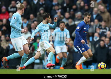 Chelsea's Eden Hazard (à droite) en action avec Manchester City's Bernardo Silva (centre) et Kevin De Bruyne Banque D'Images
