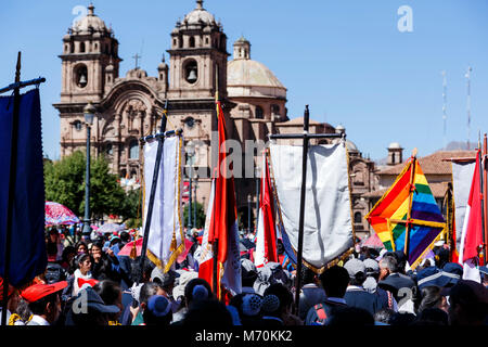 Procession, la Compania de Jesus (Compagnie de Jésus) Église des Jésuites en arrière-plan, la Plaza de Armas, la célébration du Corpus Christi, Cusco, Pérou Banque D'Images