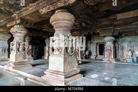 Intérieur de l'Indra Sabha au temple les grottes d'Ellora, Inde Banque D'Images