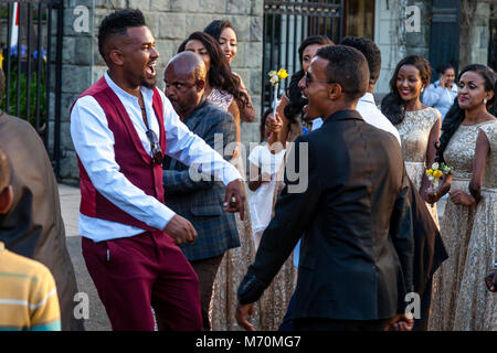 Les membres masculins d'un Cortège de danser dans la rue, Addis Abeba, Ethiopie Banque D'Images