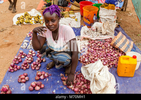 Une jeune femme vend des oignons à l'Alduba Marché Tribal, près de Keyafer, vallée de l'Omo, Ethiopie Banque D'Images