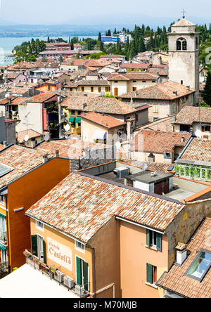 Vue du château de Sirmione sur les toits de la ville vers le lac de Garde avec tour de l'église dans la région de View Banque D'Images