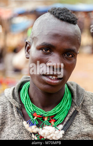 Un Portrait d'une jeune membre de Hamar, Alduba Marché Tribal, près de Keyafer, vallée de l'Omo, Ethiopie Banque D'Images