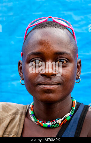 Un Portrait d'une jeune membre de Hamar, Alduba Marché Tribal, près de Keyafer, vallée de l'Omo, Ethiopie Banque D'Images