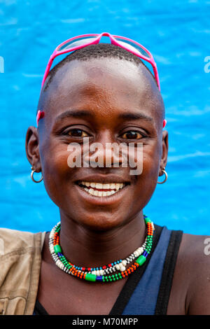 Un Portrait d'une jeune membre de Hamar, Alduba Marché Tribal, près de Keyafer, vallée de l'Omo, Ethiopie Banque D'Images