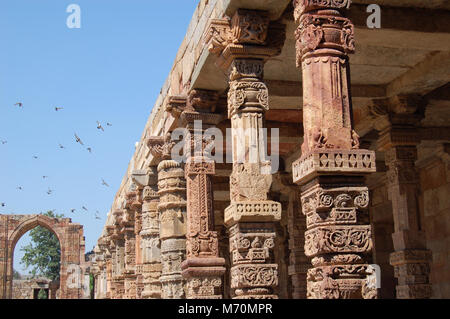 Cloître des colonnes de la mosquée Quwwat ul-Islam au complexe Qûtb Minâr, Delhi, Inde Banque D'Images