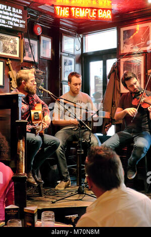 Session de musique traditionnelle irlandaise, le pub Temple Bar, Temple Bar, Dublin, Irlande Banque D'Images