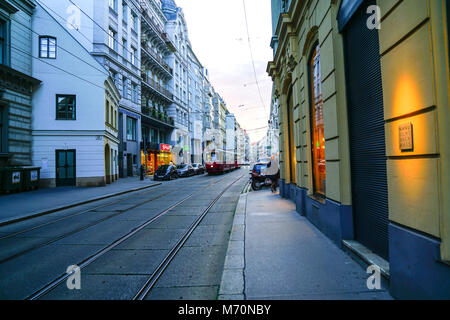 Vienne,AUTRICHE - 5 septembre 2017 ; Lumières, les bâtiments et les voies de tram du centre-ville le long des rues bordées de nuit des deux côtés par des bâtiments commerciaux. Banque D'Images