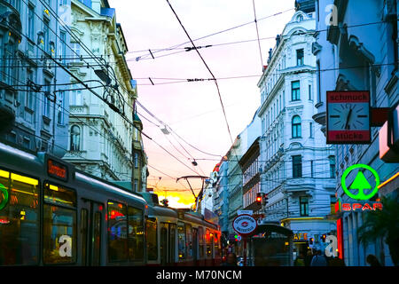 Vienne,AUTRICHE - 5 septembre 2017 Lumières ; et les bâtiments du centre-ville de nuit des rues bordées des deux côtés par des bâtiments commerciaux avec les tramways travelli Banque D'Images