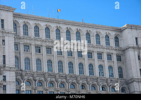 Façade du Palais du Parlement (Palatul Parlamentului din Romania) également connu sous le nom de Maison du Peuple (Casa Poporului) Banque D'Images