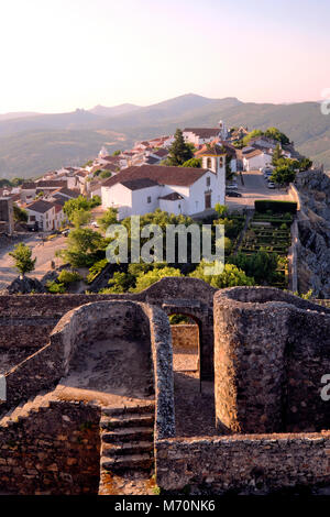 Vue depuis le château de Marvão village perché, Marvão, Alentejo, Portugal Banque D'Images