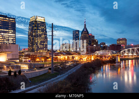 Le crépuscule sur la rivière Cumberland et le centre-ville de Nashville, Tennessee, USA Banque D'Images