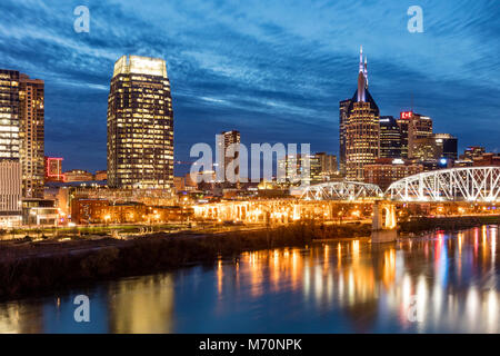 Le crépuscule sur la rivière Cumberland et le centre-ville de Nashville, Tennessee, USA Banque D'Images