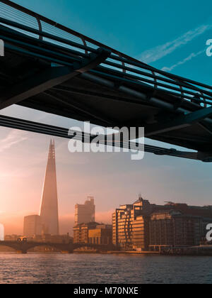 Lever de soleil sur la Tamise montrant le Shard Building et le Millennium Bridge, Londres, Angleterre Banque D'Images