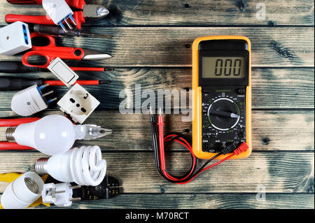 Close-up des outils de travail et de l'équipement électrique sur une antique table en bois avec espace pour texte / annonce Banque D'Images