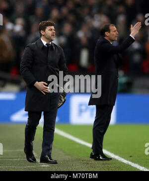 Tottenham Hotspur manager Mauricio Pochettino (à gauche) et la Juventus manager Massimiliano Allegri sur le banc de touche lors de la Ligue des Champions tour de 16, deuxième match aller au stade de Wembley, Londres. Banque D'Images