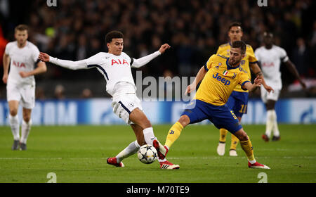 L'Alli Dele Tottenham Hotspur (à gauche) et la Juventus' Code Pjanic bataille pour la balle durant la ronde de la Ligue des Champions de l'UEFA 16, deuxième match aller au stade de Wembley, Londres. Banque D'Images