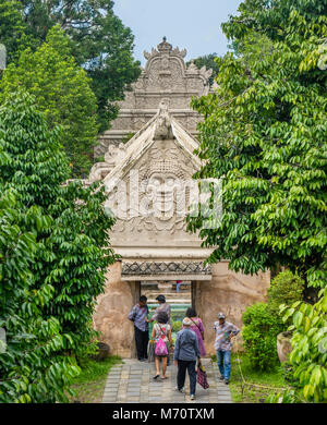 La porte d'entrée de l'eau château de Taman Sari, site d'un ancien jardin royal du sultanat de Yogyakarta, le centre de Java, Indonésie Banque D'Images