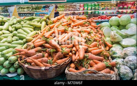 Les carottes et courgettes en supermarché Banque D'Images