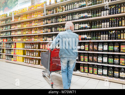 L'huile d'olive dans un supermarché Espagnol Banque D'Images
