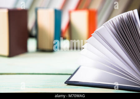 Pile de livres divers sur fond de bois Banque D'Images