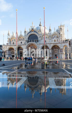 Basilique San marco reflète dans acqua alta sur la Piazza San Marco, la Place St Marc, San Marco, Venise, Vénétie, Italie sur une journée ensoleillée avec ciel bleu. Banque D'Images