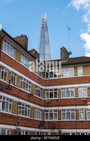 Maisons et appartements du conseil au centre de londres sur un domaine à Bermondsey près de Southwark avec le fragment de bureaux ou d'un bâtiment à l'arrière-plan. Banque D'Images