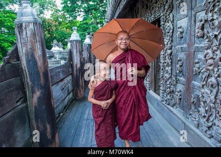 Moines au monastère Shwenandaw à Mandalay, Myanmar Banque D'Images