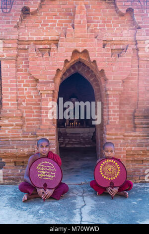 Les moines novices à Bagan Myanmar Banque D'Images