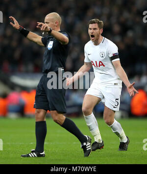 Tottenham Hotspur est Jan Vertonghen appels à l'arbitre pendant la Marciniak Szymon Ligue des Champions tour de 16, deuxième match aller au stade de Wembley, Londres. Banque D'Images