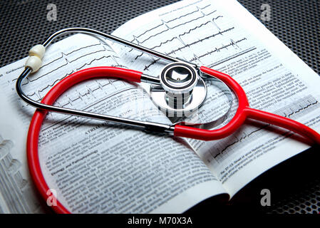 Montréal, Canada, 7 mars 2018,. Stéthoscope sur un livre de diagnostic médical.Credit:Mario Beauregard/Alamy Live News Banque D'Images