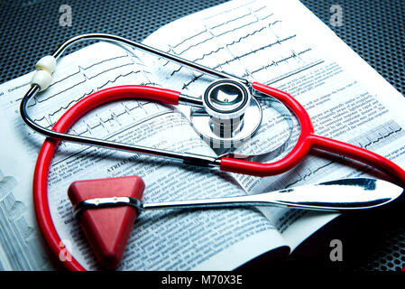 Montréal, Canada, 7 mars 2018,. Stéthoscope sur un livre de diagnostic médical.Credit:Mario Beauregard/Alamy Live News Banque D'Images